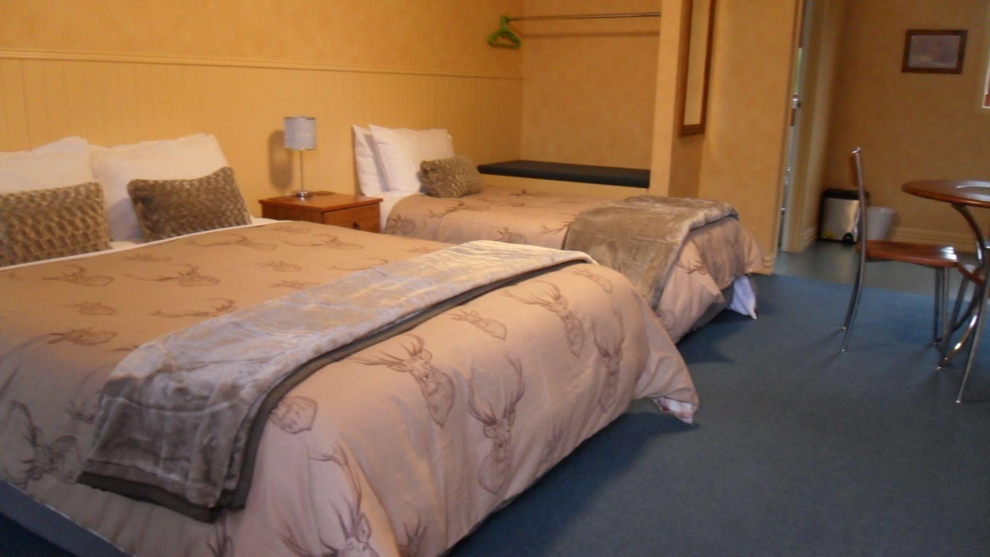 Red Tussock Motel Te Anau Zewnętrze zdjęcie